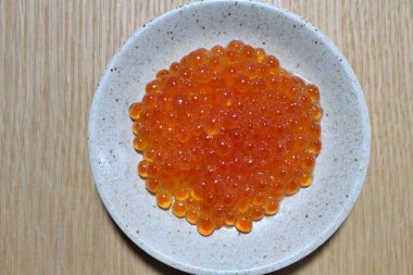 Ikura (soya balığı yumurtası), Japonya 'nın başkenti Tokyo' da bir süpermarketten alınan soya sosuyla marine edilmiştir.