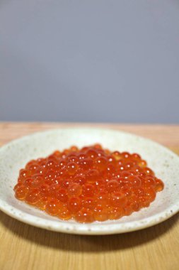 Ikura (soya balığı yumurtası), Japonya 'nın başkenti Tokyo' da bir süpermarketten alınan soya sosuyla marine edilmiştir.