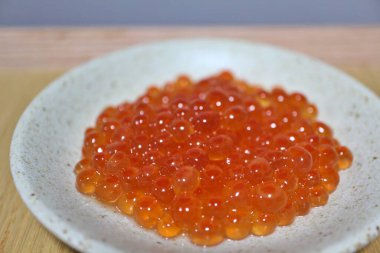 Ikura (soya balığı yumurtası), Japonya 'nın başkenti Tokyo' da bir süpermarketten alınan soya sosuyla marine edilmiştir.