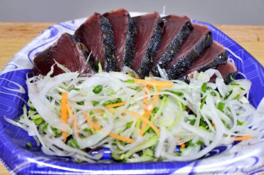 Katsuo tataki (kurutulmuş bonito sashimi) Tokyo, Japonya 'da bir süpermarketten satın alınmıştır.
