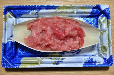 Japonya, Tokyo 'da bir süpermarketten alınmış kıymalı bal-maguro (pasifik mavi yüzgeçli ton balığı).