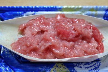 Japonya, Tokyo 'da bir süpermarketten alınmış kıymalı bal-maguro (pasifik mavi yüzgeçli ton balığı).