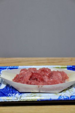 Japonya, Tokyo 'da bir süpermarketten alınmış kıymalı bal-maguro (pasifik mavi yüzgeçli ton balığı).