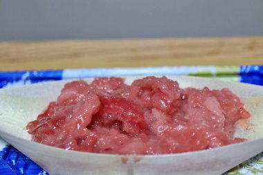 Japonya, Tokyo 'da bir süpermarketten alınmış kıymalı bal-maguro (pasifik mavi yüzgeçli ton balığı).