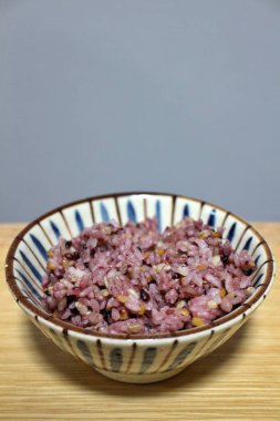 Japon ev yemeği: pişirilmiş zakkokumai (pirinç de dahil olmak üzere sağlıklı taneler))