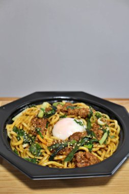 Dandan yakisoba (Japon kızartmalı eriştesi) Tokyo, Japonya 'da bir süpermarketten satın alınmıştır.