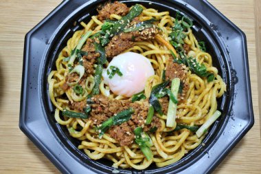 Dandan yakisoba (Japon kızartmalı eriştesi) Tokyo, Japonya 'da bir süpermarketten satın alınmıştır.