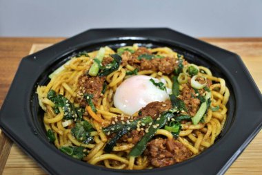 Dandan yakisoba (Japon kızartmalı eriştesi) Tokyo, Japonya 'da bir süpermarketten satın alınmıştır.