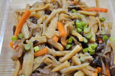 Daikon Kinpira (sotelenmiş ve kaynatılmış kök sebzeler) Tokyo, Japonya 'da bir süpermarketten satın alınmıştır.