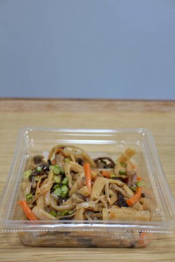 Daikon Kinpira (sotelenmiş ve kaynatılmış kök sebzeler) Tokyo, Japonya 'da bir süpermarketten satın alınmıştır.