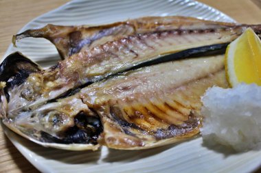 Japon ev yemeği: kurutulmuş ve ızgara aji (Japon uskumrusu)