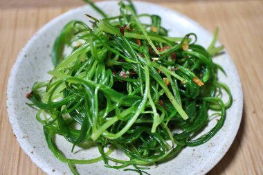 Japon ev yemeği: Karıştırılmış okahijiki (kara yosunu)