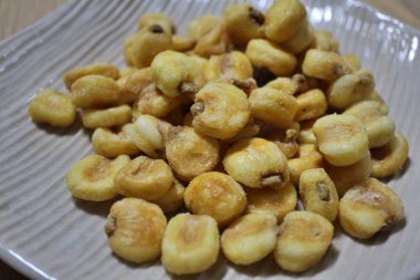 Kızarmış Peru mısırı.