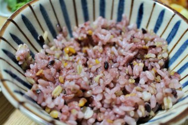 Japon ev yemeği: pişirilmiş zakkokumai (pirinç de dahil olmak üzere sağlıklı taneler))