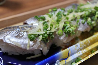 Aji (Japon uskumrusu) nigirzushi Tokyo, Japonya 'da bir süpermarketten satın alındı.