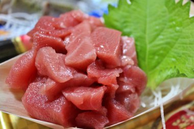 Hon-maguro (Pasifik mavi yüzgeçli ton balığı) sashimi Tokyo, Japonya 'da bir süpermarketten satın alınmıştır.