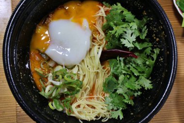 Yiyecek teslimatı: yumurtalı dandan şehriye çorbası (Çin mutfağı)