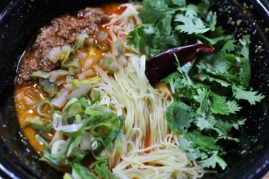 Yemek teslimatı: dandan erişte çorbası (Çin mutfağı)