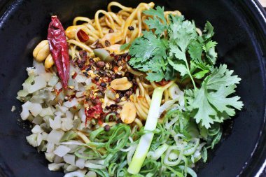 Yemek teslimatı: Çorbasız dandan şehriye (Çin mutfağı)