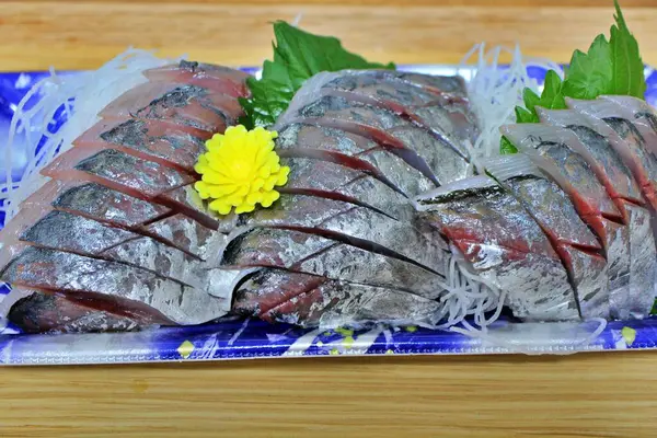 Aji (Japon uskumrusu) sashimi Tokyo, Japonya 'da bir süpermarketten satın alınmıştır.