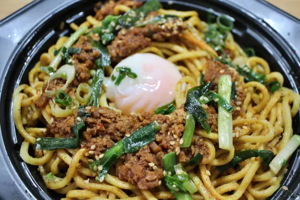 Dandan yakisoba (Japon kızartmalı eriştesi) Tokyo, Japonya 'da bir süpermarketten satın alınmıştır.
