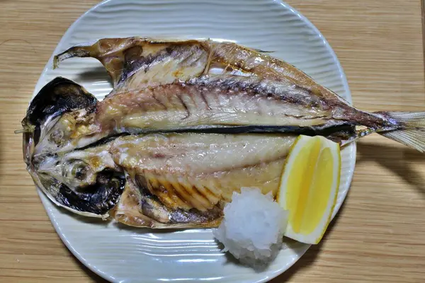 Japon ev yemeği: kurutulmuş ve ızgara aji (Japon uskumrusu)