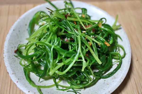 Japon ev yemeği: Karıştırılmış okahijiki (kara yosunu)