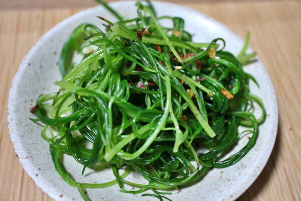 Японская домашняя кухня: жареные окахиджики (морские водоросли))