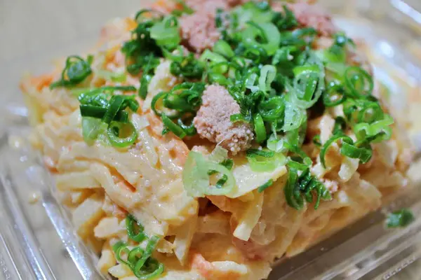 Mentaiko (baharatlı pollock roe) ve patates salatası Tokyo, Japonya 'da bir süpermarketten satın alındı.