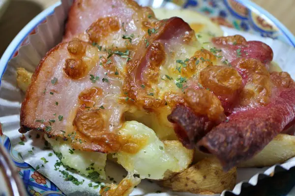 Izgara pastırma ve mozzarella Tokyo, Japonya 'da bir süpermarketten alınmış.