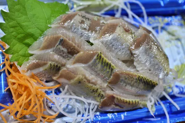 Maiwashi (sardalya) sashimi Tokyo, Japonya 'da bir süpermarketten satın alındı.