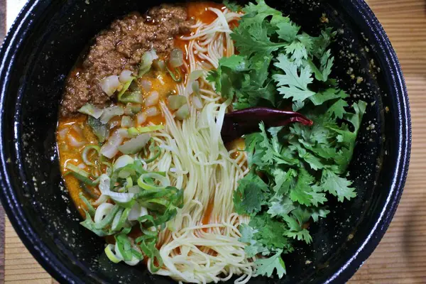 Yemek teslimatı: dandan erişte çorbası (Çin mutfağı)