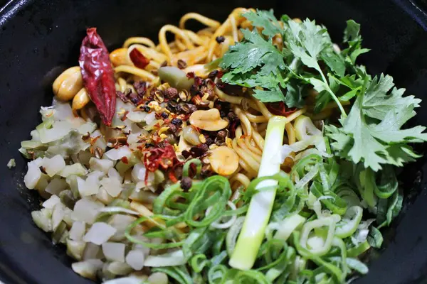 Yemek teslimatı: Çorbasız dandan şehriye (Çin mutfağı)