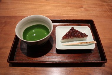 Koicha (matcha çayı) ve wagashi (Japon tatlısı) Tokyo, Japonya 'da