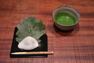 Koicha (matcha çayı) ve kahiwa mochi (Japon tatlısı) Tokyo, Japonya 'da