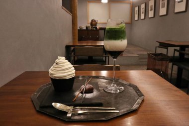 Tokyo, Japonya 'da buzlu matcha latte ve Mont Blanc keki.