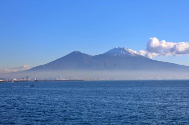 Vezüv Dağı İtalya 'nın Napoli Körfezi' nden görülüyor.