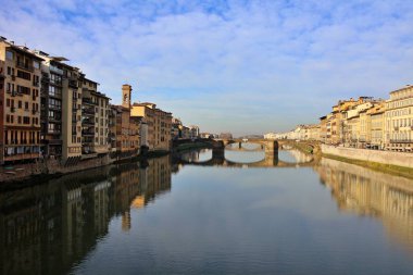 Arno Nehri İtalya 'nın Floransa kentindeki Ponte Vecchio' dan izlendi