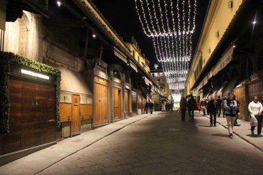 İtalya, Floransa 'da Ponte Vecchio' nun gece manzarası