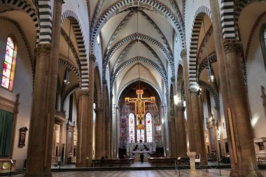İtalya, Floransa 'daki Santa Maria Novella Bazilikasının içinde.