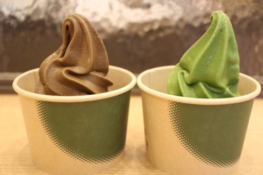 Tokyo, Japonya 'da yumuşak servis edilen dondurma (kibrit çay aromalı ve hojicha çayı aromalı)