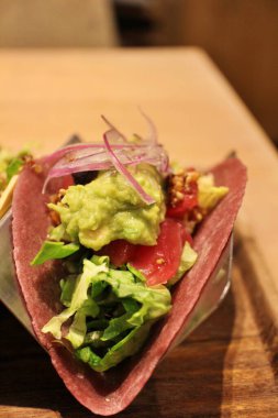 Tex-Mex mutfağı (Meksika mutfağı): ton balığı ve avokado taco