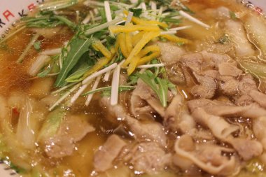 Tokyo, Japonya 'da yuzu soslu soya soslu ramen ve rendelenmiş daikon turpu