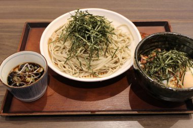 Japon mutfağı: Zaru soba ve ördek kasesi Tokyo, Japonya 'da yemek.