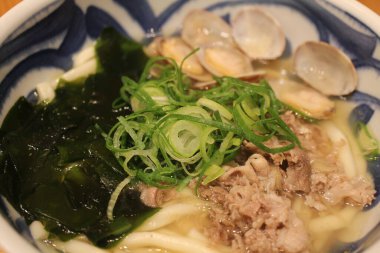 Japon mutfağı: Wakame (deniz yosunu) ve Asari (Manila midyesi) Japonya 'nın Shizuoka kentindeki udon erişteleri