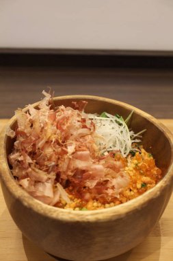 Japon mutfağı: somon ve ikura (somon yumurtası) Tokyo, Japonya 'da pirinç kasesi