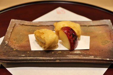 Japon mutfağı: anago (conger eel) tempura ile Tokyo, Japonya 'da fırında elma