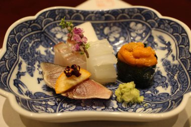 Japon mutfağı: Tokyo, Japonya 'da çeşit çeşit saşimi (zeytinbalığı, uskumru, mürekkep balığı) ve nigiri (deniz kestanesi).