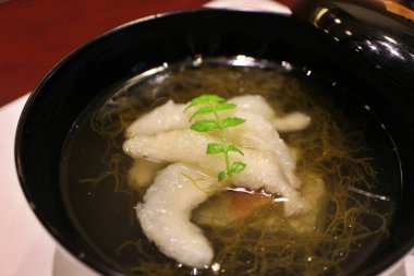 Japon mutfağı: Japonya, Tokyo 'da mozuku deniz yosunu ve namafu (buğday glüteni) ile buzlu balık çorbası