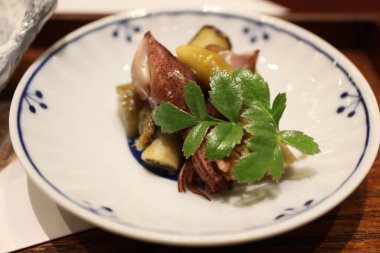 Japon mutfağı: Tokyo, Japonya 'da jilet ve dulavratlı ateş böceği mürekkep balığı.